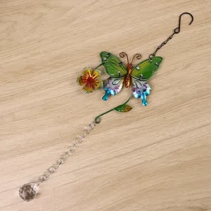 Ornamentale sospeso acchiappasole in cristallo di farfalla di metallo per decorazione da giardino.