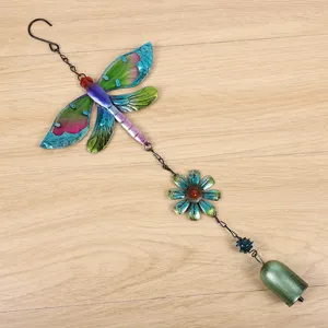 Gros plan sur le carillon éolien en métal avec peinture sur verre et design de libellule.