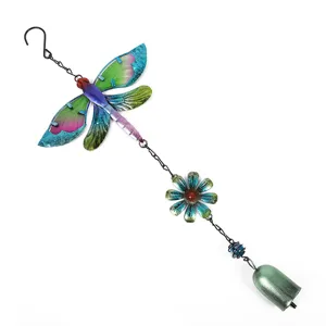 Détail de carillon à vent libellule en métal et verre coloré, décoration suspendue jardin.