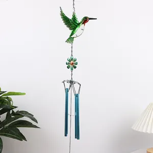 Vue détaillée d'un carillon éolien colibri coloré en verre peint et tubes métalliques.