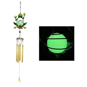 Carillon à vent en métal grenouille avec boule de verre lumineuse pour décoration de jardin.