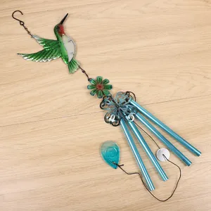 Vue détaillée du carillon éolien colibri en métal fait main avec pendentifs en verre peint.
