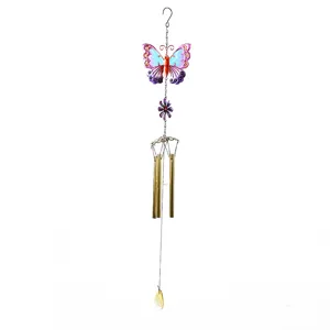 Détail de papillon coloré du carillon à vent en métal décoratif, design en verre peint exquis.