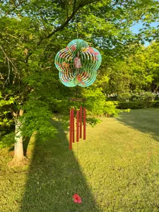 Hengende metalen windgong voor tuin met flamingopatroon, prachtige buitendecoratie.