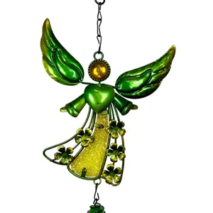 Carillon de vent ange en métal avec ailes vertes et verre jaune, idéal pour jardin et balcon.