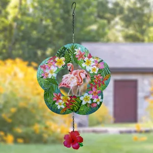 Metalen flamingo windspinner voor tuin buiten hangende decoratie met bloem motiefje.