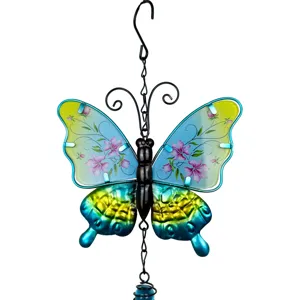 Vue détaillée du carillon éolien papillon en métal et verre avec motif floral pour jardin.