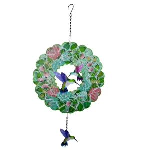 Gedetailleerd uitzicht van 3D metalen kolibrie windspiel hangende decoratie voor tuin.