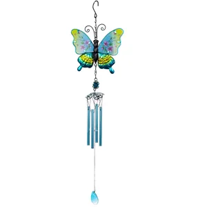 Vue détaillée du carillon éolien papillon mettant en valeur ailes en verre et tubes métalliques.
