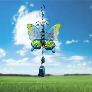 Vue détail carillon éolien papillon, décoration suspendue en métal et verre pour jardin.