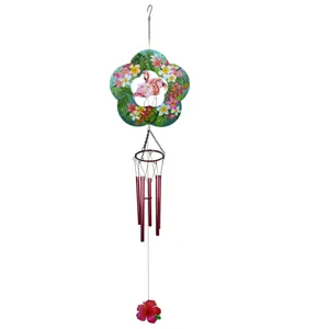 Metalen windgong met flamingo en bloemdesign voor tuin en buiten hangende decoratie detail.