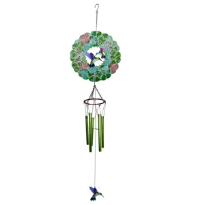 Metalen kolibrie windspiel tuin hangende decoratie met groene buizen en bloemen.