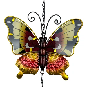 Détail carillon éolien papillon, ornement suspendu en métal et verre pour jardin et maison.