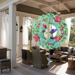 Gedetailleerd uitzicht op de hangende metalen windspinner met kolibrie-ontwerp voor tuin.