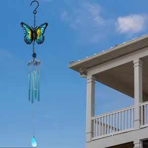 Détail de carillon éolien papillon suspendu, verre bleu et tubes en métal pour le jardin.