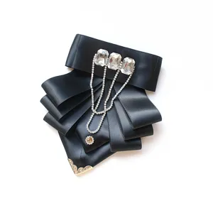 Prachtig detail van de zwarte strass vlinderdas, elegant herenkostuum accessoire.