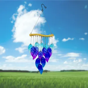 Detailansicht des hängenden Windspiels mit blau-lila Glasblättern für Garten und Hof.