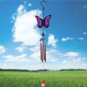 Vue détaillée d'un charmant carillon éolien papillon peint en métal et verre pour jardin.