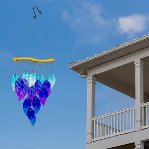 Detailansicht des bunten Glasblatt-Windspiels, hängende Außendekoration für den Garten.