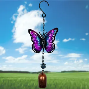 Détail de carillon éolien papillon en métal avec ailes peintes violettes et cloche.