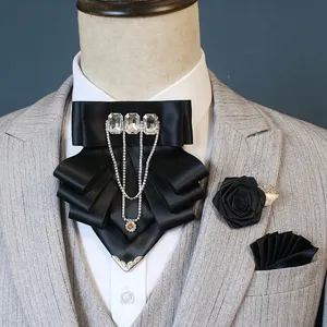 Gedetailleerd shot van elegante zwarte satijnen strik versierd met sprankelende strass-steentjes.