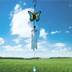 Gros plan de carillon éolien papillon bleu et jaune, tubes métalliques et pendentif en verre.