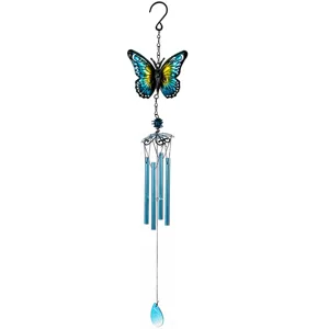 Détail du carillon éolien papillon bleu montrant l'artisanat en métal et pendentif verre.