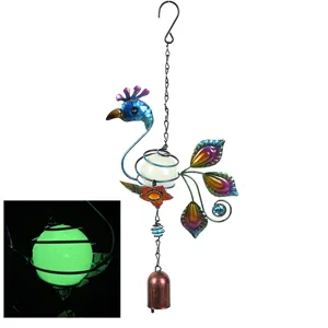 Carillon à vent paon en métal avec boule lumineuse pendentif art en fer pour déco jardin