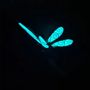 Dettaglio dell ornamento di libellula in acrilico luminoso al buio con forte effetto.