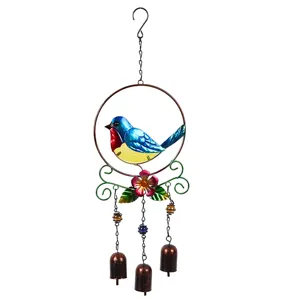 Vue rapprochée détaillée du carillon éolien en fer avec oiseau en vitrail coloré.