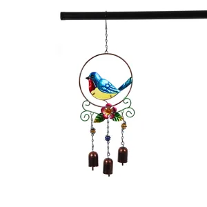 Carillon eolien decoratif en metal art fer avec oiseau bleu peint sur verre colore et trois cloches.