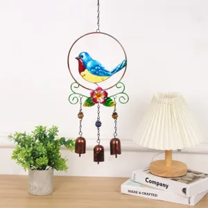 Vue détail de carillon éolien oiseau en métal et verre artisanal avec accents colorés.