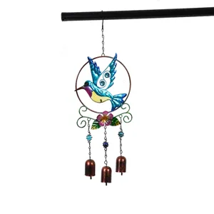 Carillon eolien colibri en metal, art du fer verre peint decoration suspendue avec trois cloches.