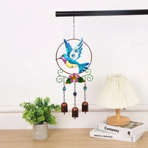 Beau carillon à vent colibri en métal avec trois cloches et détails peints pour décoration.