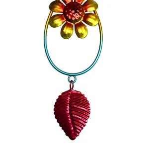 Decorazione da appendere per giardino acchiappasole in metallo con girasole e foglia rossa.