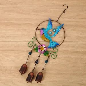 Détail de carillon éolien colibri en métal avec cloches colorées et fleur décorative.