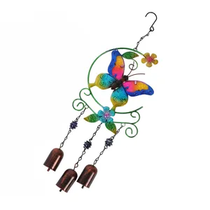 Carillon à vent papillon en métal coloré avec trois cloches pour décoration de jardin.