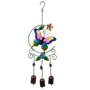 Carillon éolien papillon en verre et métal coloré avec trois cloches pour décoration jardin.