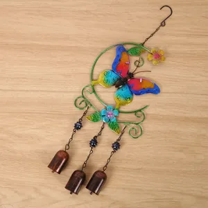 Détail carillon éolien papillon en métal verre, déco de jardin colorée avec trois cloches.