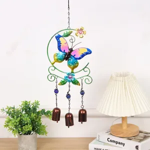 Carillon de vent en métal papillon coloré avec trois cloches, idéal pour la décoration.