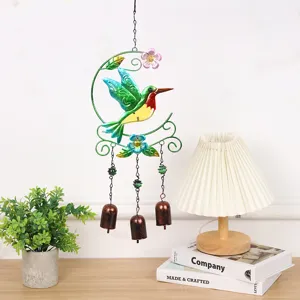 Détail carillon éolien colibri en métal, lune en verre peint avec trois cloches pour jardin.