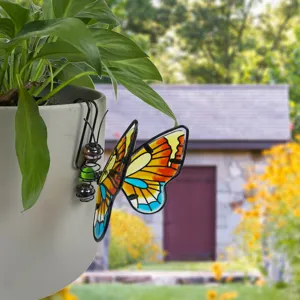 Vue rapprochée d'ornement suspendu de papillon en verre teinté pour pot de fleurs et jardin.