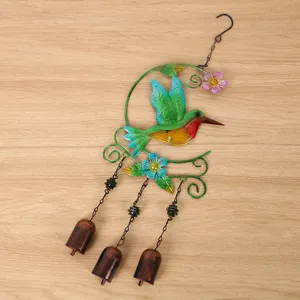 Carillon à vent colibri en métal avec trois cloches, déco suspendue colorée en verre.