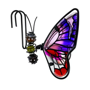 Détail de suspension pot de fleur papillon en verre métal, décoration de jardin colorée.