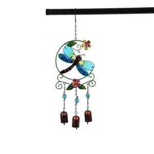 Carillon éolien libellule en métal avec ailes peintes en verre et trois cloches de jardin.