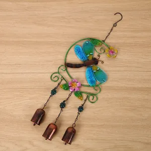 Détail carillon éolien libellule en métal, verre peint à la main et trois cloches de jardin.