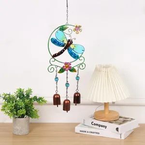 Carillon à vent suspendu en métal et verre peint motif libellule avec trois cloches pour déco.
