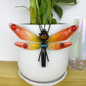 Ornement de pot de fleurs libellule en métal, détail de déco de jardin en verre peint.