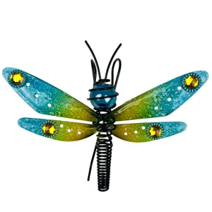 Ornement suspendu pot de fleur libellule en métal et verre avec ailes colorées.