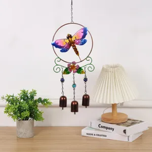 Carillon de vent libellule en metal fait main avec trois cloches pour decoration.